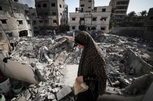 A lost girl in a devastating circumstance due to Israeli airstrikes
