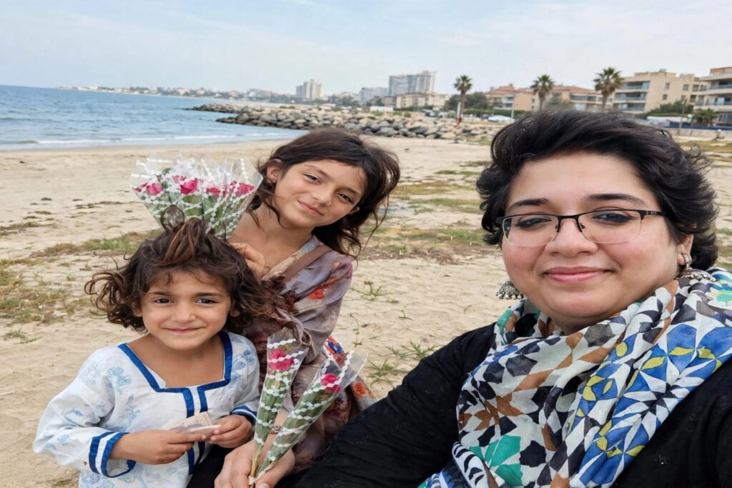 A memorable moment with Fatima and Zainab on Karachi’s beach. Behind their innocent smiles and beautiful flowers lies a story of childhood, resilience and dreams that deserve a chance to blossom.